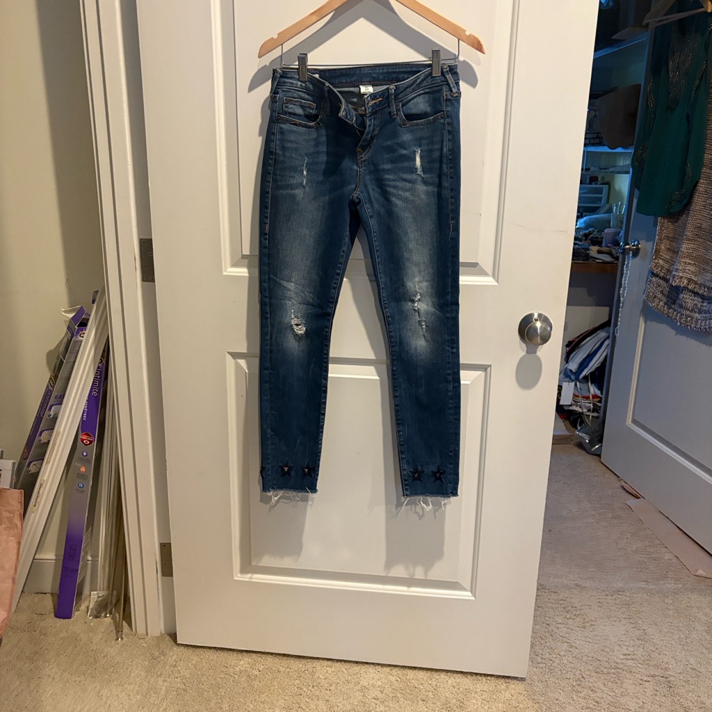 Euc- True Religion Dark Blue Cropped Jeans With Embroidered Star Details At Cuff
